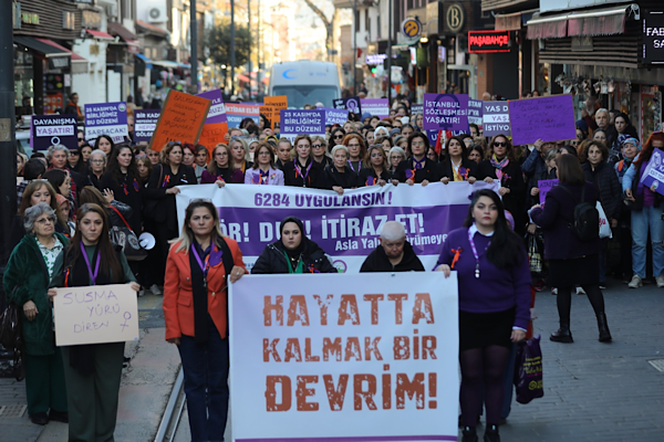 Bursa’da kadınlar şiddetsiz bir dünya için yürüdü