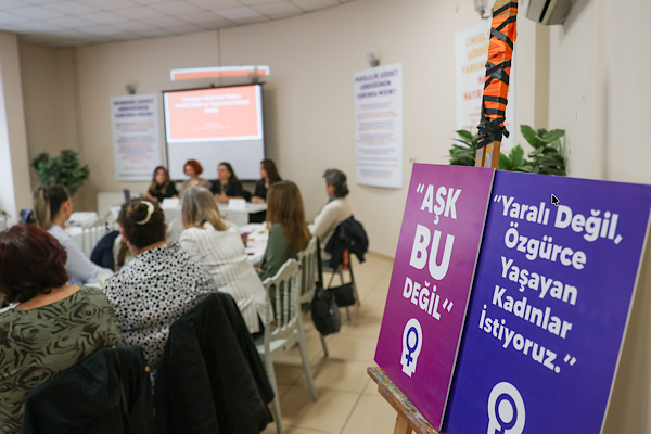 Buca’da ”Televizyon sizilerinde romantize edilen şiddet” tartışıldı