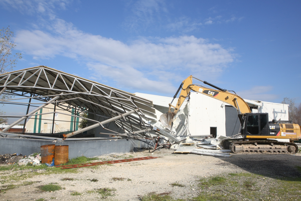Nilüfer’de kaçak yapıların yıkımı sürüyor