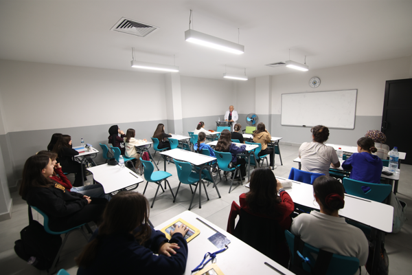 Konya’da öğrenciler, huzurevinde kalan emekli öğretmenlerle buluştu