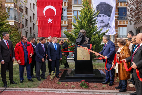 Kaysın Kuliyev’in yeni büstü törenle açıldı