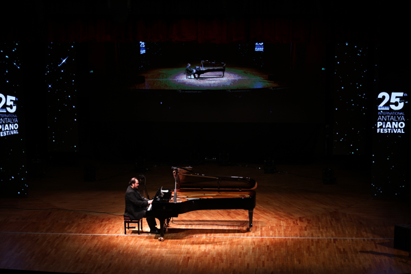 Gökhan Aybulus, Uluslararası Antalya Piyano Festivali’nde sahne aldı