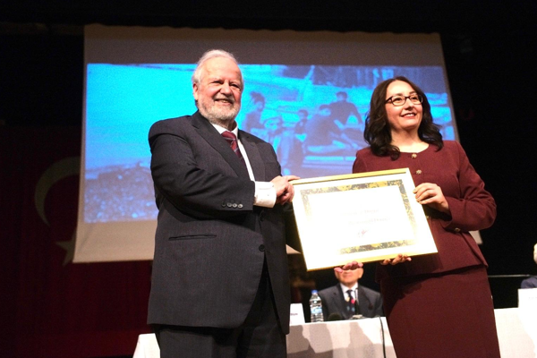 2025 Emine Işınsu Roman Ödülü’nü kazanan Demir’e plaketi verildi