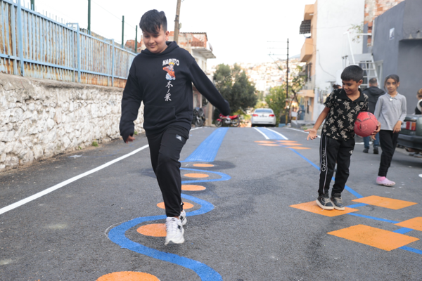 Konak Belediyesi’nden okul yollarında renkli çalışma