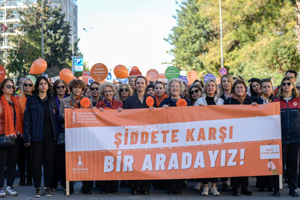 İzmir’de kadına şiddete karşı “turuncu” yürüyüş