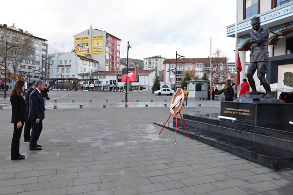 Kütahya’da 24 Kasım Öğretmenler Günü’nde çelenk sunma töreni düzenlendi