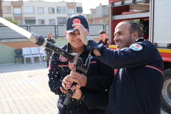 Adana İtfaiyesi, özel gereksinimli Ahmet’in hayalini gerçekleştirdi