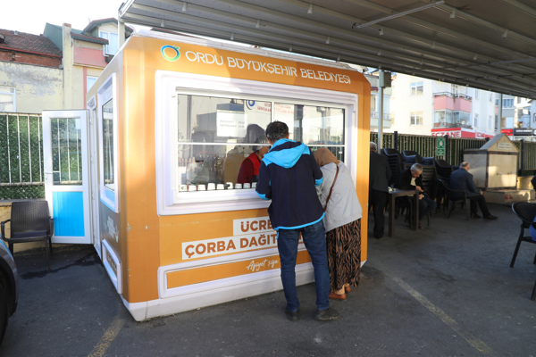 Büyükşehir’den vatandaşlara sıcak çorba ikramı