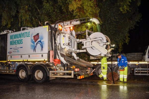 Büyükşehir ve MESKİ ekipleri, sağanak yağışa karşı sahada görev yaptı
