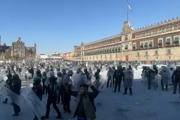 Meksika’da hükümete karşı protestolarda 120 kişi yaralandı
