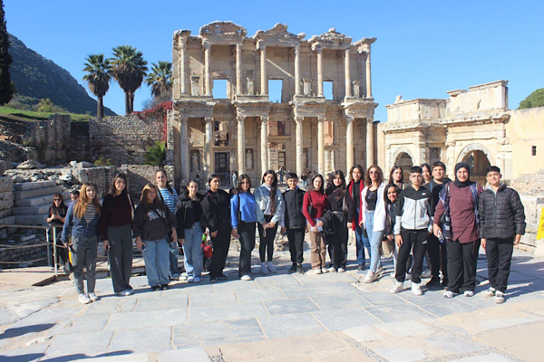 İzmir’de öğrencilere kültürel etkinlik desteği