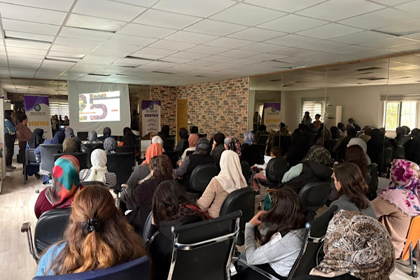 Diyarbakır’da kadınların şiddete karşı mücadele deneyimleri tartışıldı