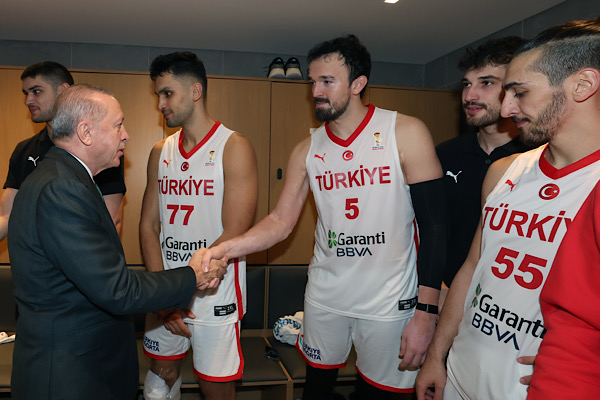 Cumhurbaşkanı Erdoğan, A Milli Erkek Basketbol Takımı’nın Bosna-Hersek maçını izledi
