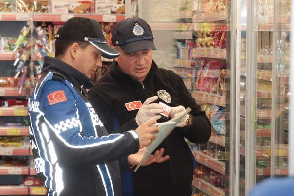 Yalova Belediyesi Zabıtasından market denetimi