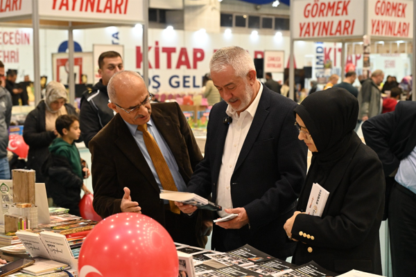 Başdeğirmen çifti, kitap fuarını ziyaret etti