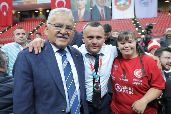 Büyükkılıç, Türkiye şampiyonu engelli spor kulüpleriyle bir araya geldi