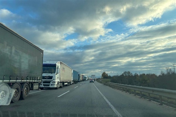 Hamzabeyli’de Türkiye ve Bulgaristan tarafında kilometrelerce TIR kuyruğu