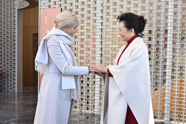 Peng Liyuan ve Brigitte Macron, Beijing Halk Sanatları Tiyatrosu’nu ziyaret etti