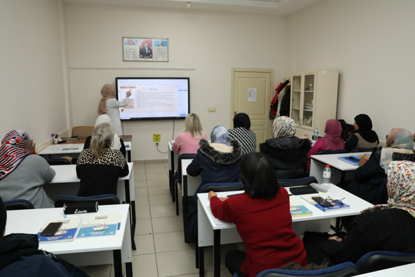 KAYMEK’te yabancı öğrencilere Türkçe dersi veriliyor