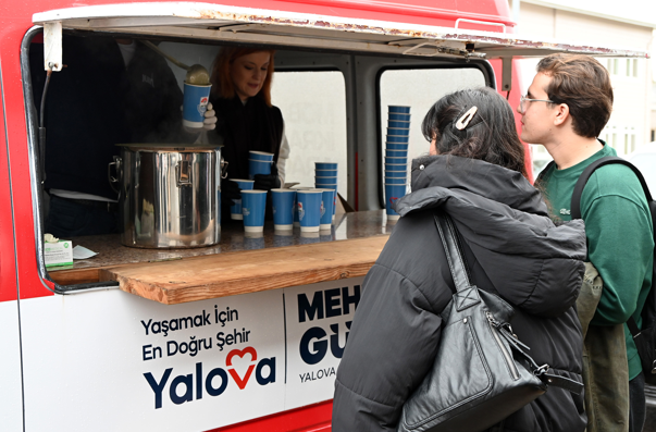 Yalova Belediyesi’nden öğrencilere çorba ikramı