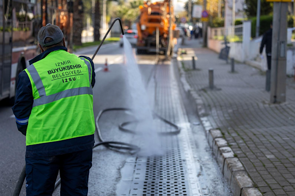 İzmir’de yağış öncesi ızgara temizliği yapıldı