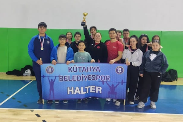 Kütahya Belediyespor, Ege Kupası Halter Şampiyonası’nda üçüncü oldu