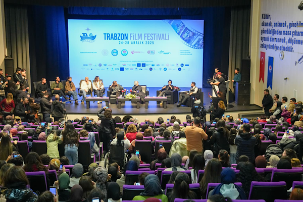 “Taşacak Bu Deniz” dizisi ekibi Trabzon Film Festivali’nde izleyiciyle buluştu