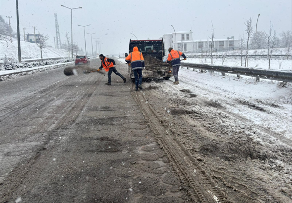 Diyarbakır’da kar küreme ve buzlama çalışmaları devam ediyor