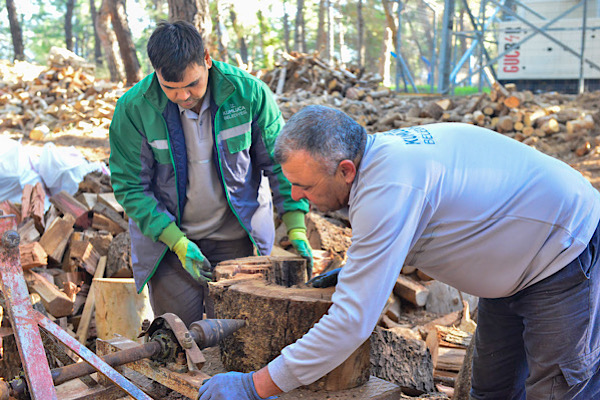 Kumluca’da ihtiyaç sahibi ailelere yakacak odun desteği sağlandı