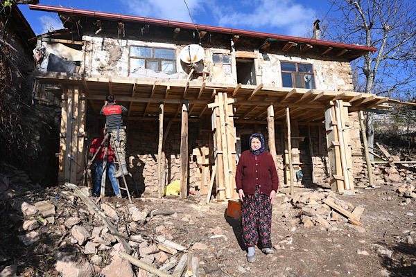 Sofular Köyü’nde 70 yıllık evde tadilat çalışması yapıldı