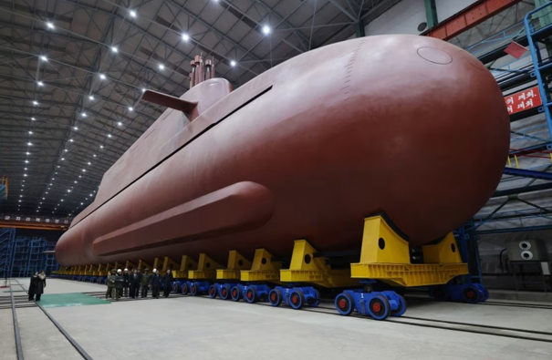 Kuzey Kore, ilk ‘nükleer enerjili’ denizaltısının yeni görüntülerini yayınladı