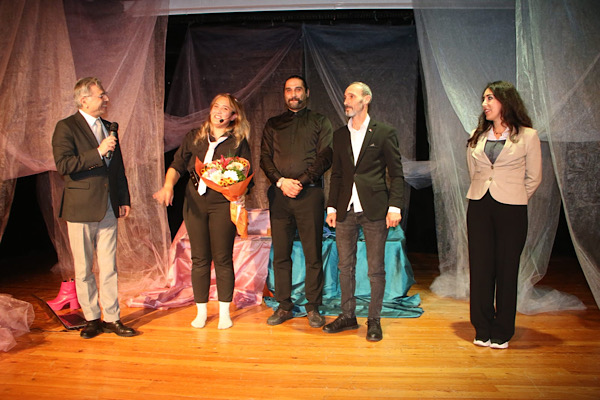 Kartal’da “İşimiz Aşk” oyunu sahnelendi