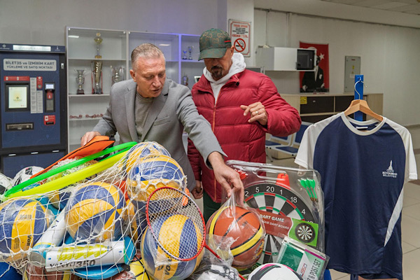 İzmir’de okullara spor malzemesi desteği sağlandı