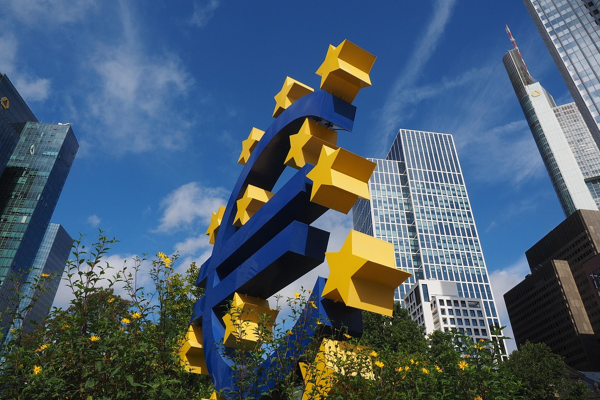 ECB/Lane: Para politikası enflasyon sapmalarına yanıt vermelidir