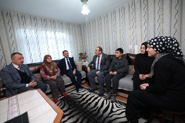 Vali Aktaş ve Başkan Büyükakın’dan şehit ailelerine yılbaşı ziyaretleri