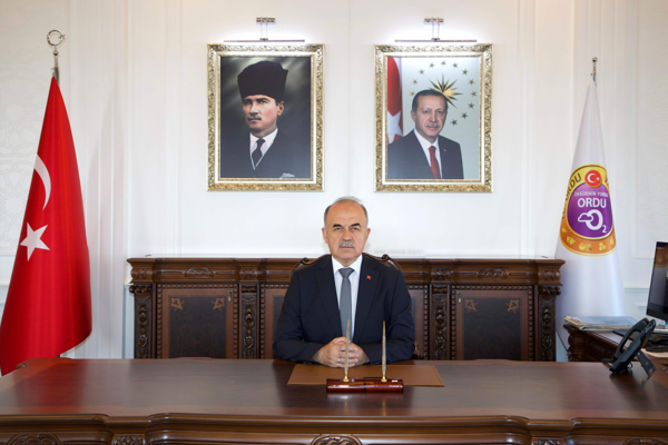 Vali Erol: Mübarek üç aylar geldiğinde mesafe azalır sevgi derinleşir