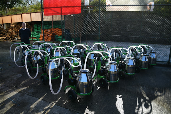 Şalpazarı’nda 40 üreticiye sağım makinesi desteği