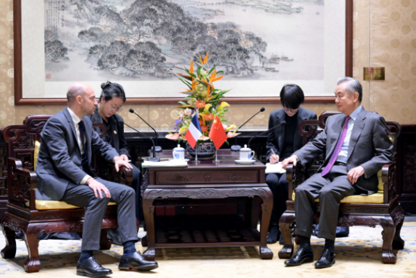 Çin Dışişleri Bakanı, Fransız mevkidaşıyla bir araya geldi