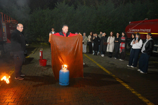 Giresun’da itfaiye ekiplerinden öğrencilere yangın güvenliği eğitimi