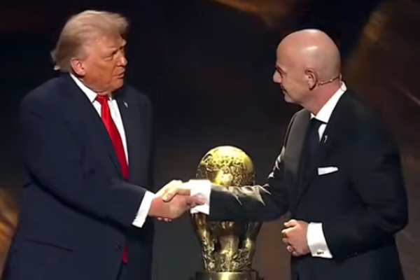 Donald Trump, FIFA’nın yeni tartışmalı barış ödülünü aldı