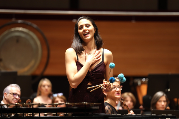 İzmir Devlet Senfoni Orkestrası’na tencere ve tava ile eşlik etti