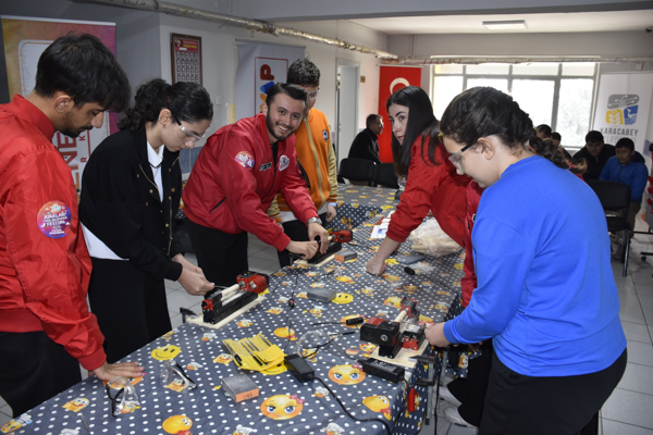 Karacabey’de Dene-Yap Teknoloji Atölyesi, öğrencilerle buluştu