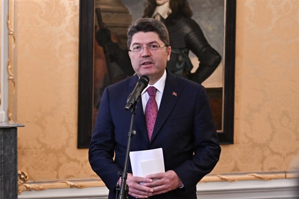 Bakan Tunç’tan Van depremi için geçmiş olsun mesajı