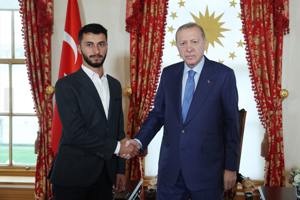 Cumhurbaşkanı Erdoğan, Filistinli yönetmen Adra’yı kabul etti