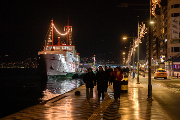 İzmir, yeni yıl öncesi ışıklarla süslendi