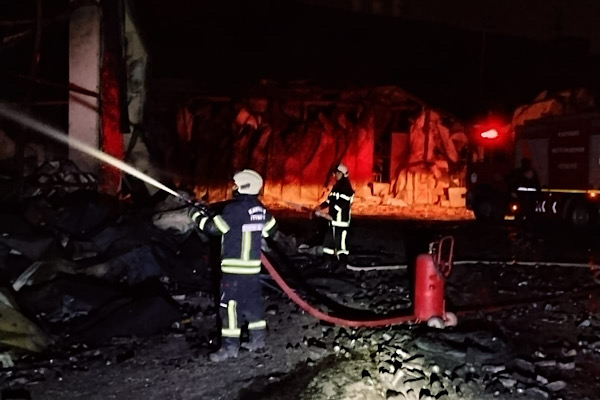 Kayseri itfaiyesi Kırıkkale’deki fabrika yangınına müdahale etti