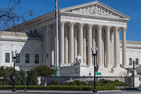 Yüksek Mahkeme, Trump’ın ulusal muhafızlara yönelik emrini engelledi