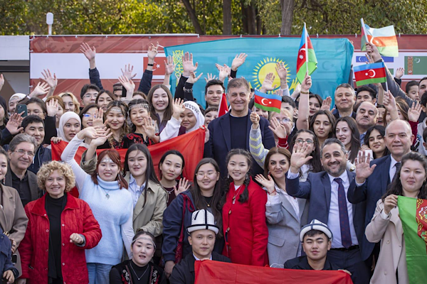 İzmir’de Dünya Türk Dili Ailesi Günü öğrencilerle kutlandı