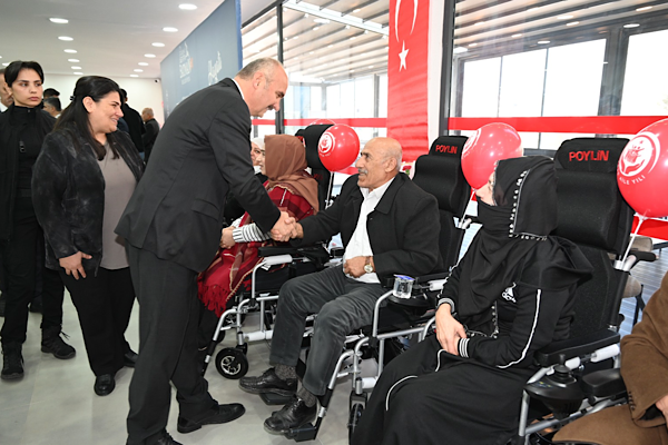 Batman’da engelli vatandaşlara 55 tekerlekli sandalye hediye edildi