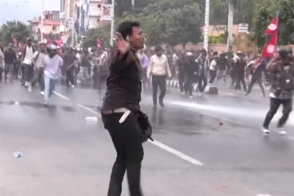 Nepal seçimlerinde televizyon sunucusu ile rapçi belediye başkanı ittifak kurdu